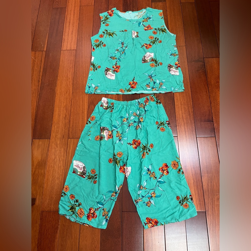 NWOT Floral ladies Pajamas Set - Green